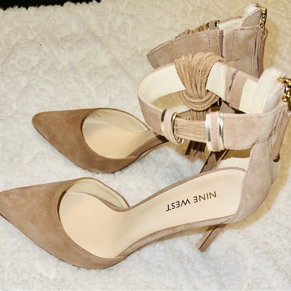 Lovely tan suede size 6 Nine West zip back pumps. Brand new, never worn.
